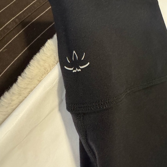 NWT Beyond Yoga Black and Sage Leggings - Picture 6 of 6